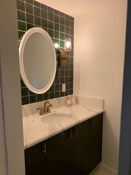 Guest 1/2 bath - 149 Treetop Knl Dr