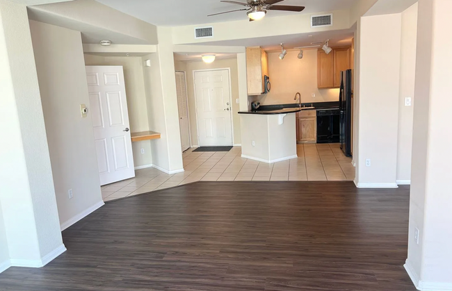 Building Photo - Fantastic Penthouse Unit Downtown Marina D...