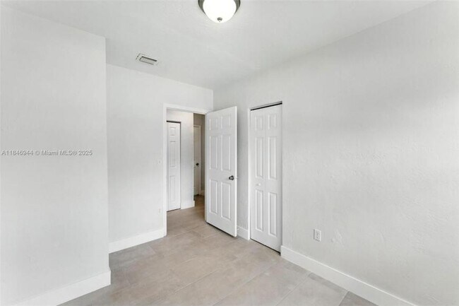 Building Photo - 3 bedroom in Miami FL 33147