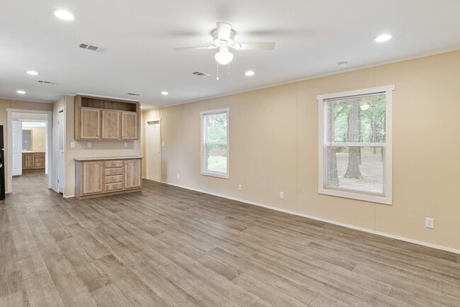 Building Photo - 135 Southlake Dr.