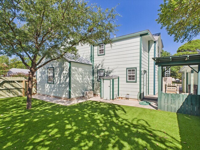 Building Photo - 112 W Hackberry St