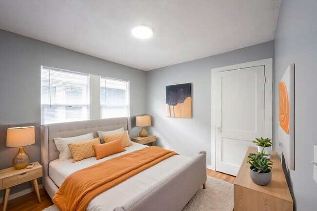 Building Photo - "Charming 3-Bedroom Duplex Retreat on North Capitol Avenue – 1,176 Sq Ft of Comfort in Indianapol...