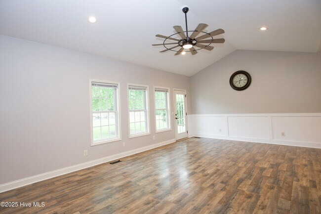 Building Photo - 102 Willow Creek Ln