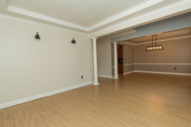 Building Photo - 4 bed, 2.5 bath Single Family Home in Char...