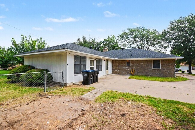 Building Photo - 3407 Tipps Dr
