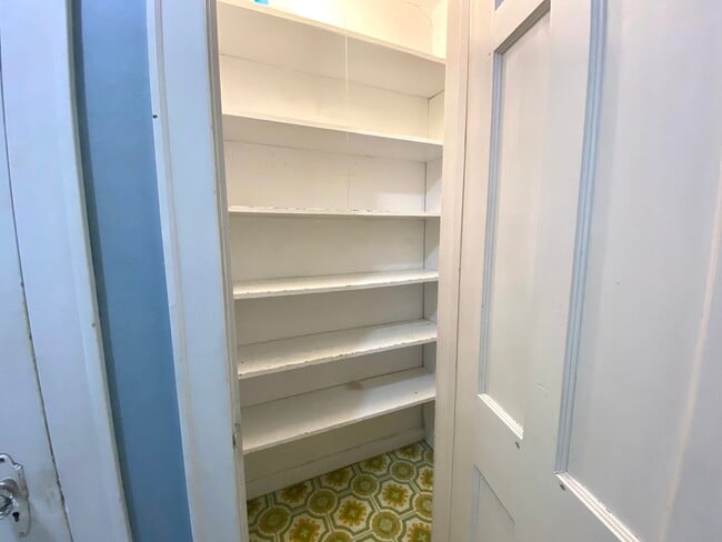 Building Photo - 5 bed 1.5 Bath Single Family Home! Near NDSU!