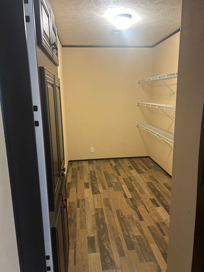 Building Photo - Nice 4 bedroom, 2 bath home with beautiful...