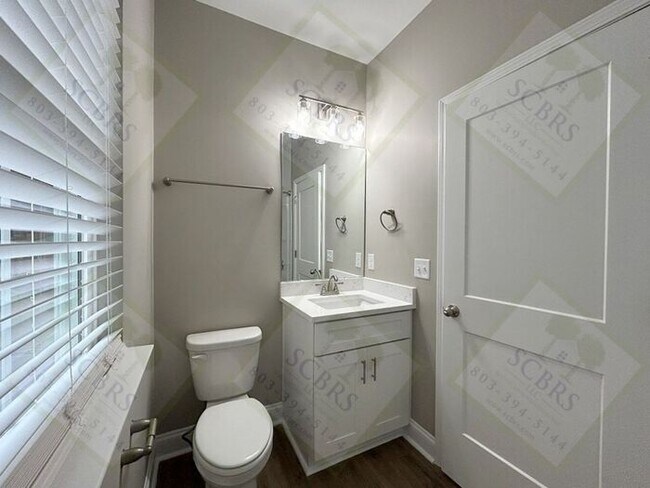 Building Photo - Modern 6-bedroom, 5-bath homes Just 8 Bloc...