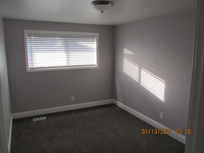 Building Photo - Remodeled !  Hardwood Flooring Throughout & New Carpet in Bedrooms, Tile, Granite, Large Living r...