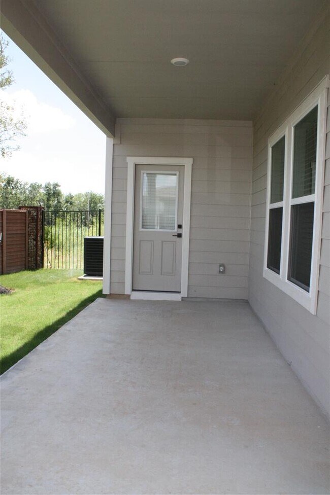 Building Photo - 10109 Curb Strap Dr