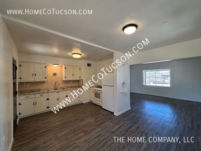 Building Photo - 833 W Jacinto St