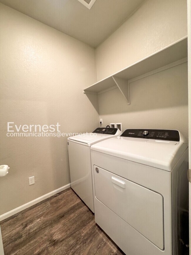 Building Photo - 3 Bed/2.5 Bath Townhome with Garage / Available Now!
