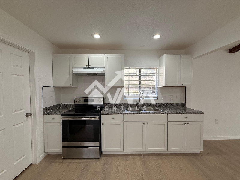 Building Photo - 8007 Lake Forest Dr