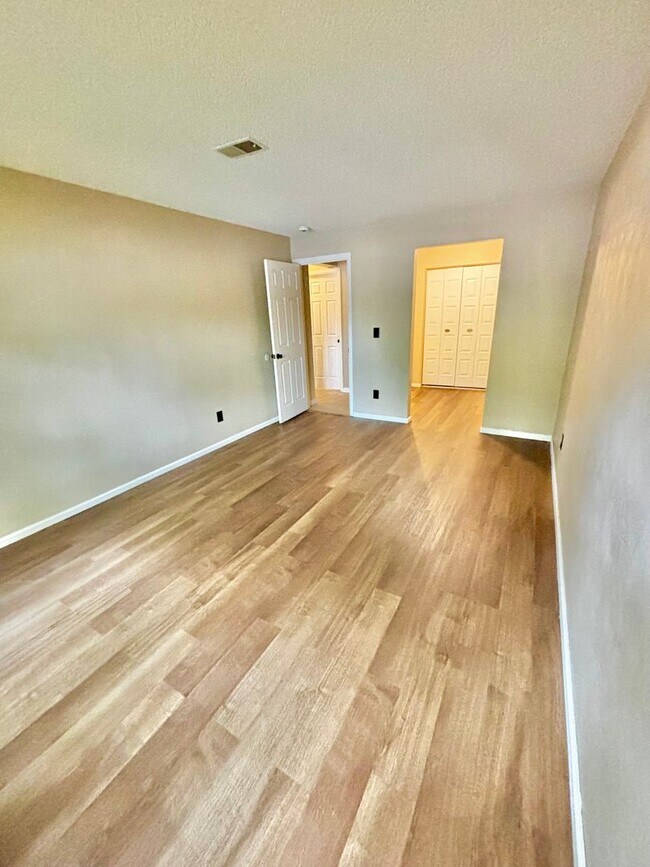 Building Photo - Beautifully Updated 2-Bed – Dual Masters w...