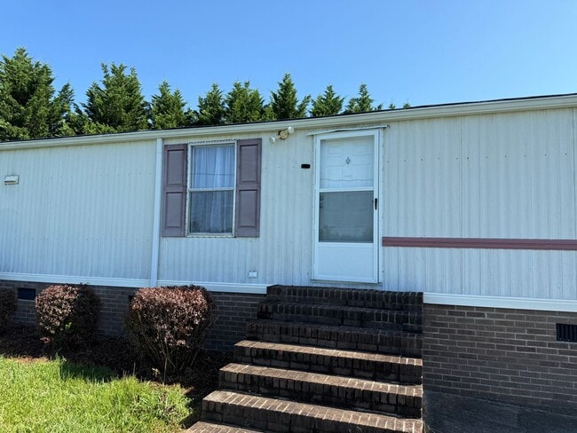 Building Photo - Move-In Ready 3 Bed, 2 Bath Home in Newton...