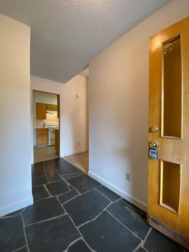 Building Photo - 1151