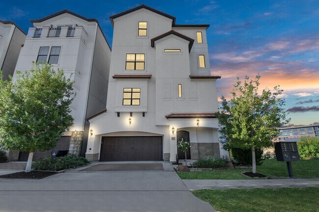 Building Photo - 631 N Live Oak St