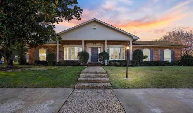 Building Photo - 4301 Bellaire Dr S