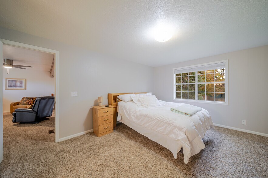 Building Photo - 3124 S Falling Brook Ln