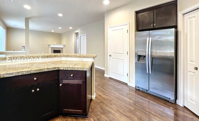 Building Photo - 5 Bed/3 Bath Home with Garage & Fenced Yar...