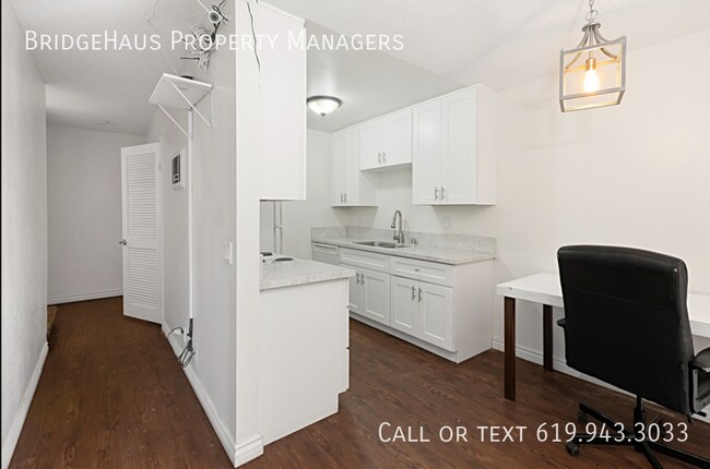 Building Photo - Make This 2 Bedroom Unit In Sunny Lakeside...