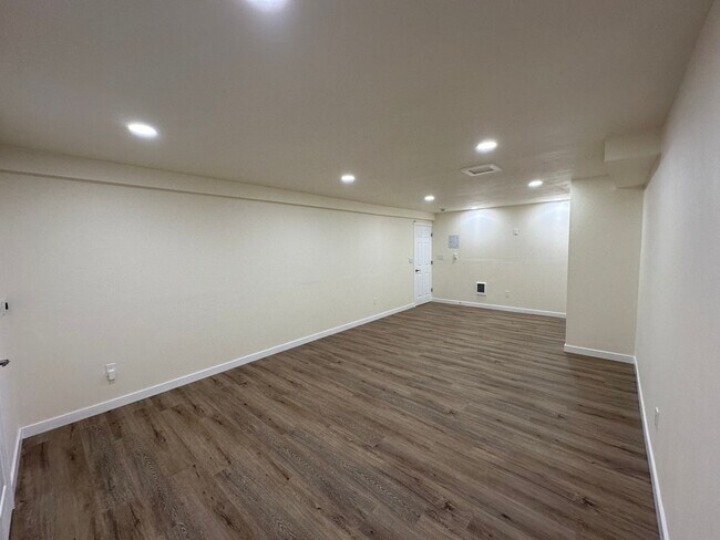 Building Photo - 5 Bedroom 3 Bathroom House With A Huge Yard