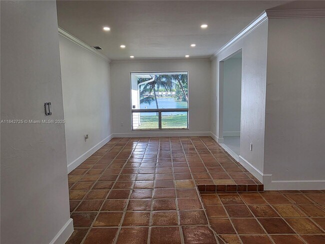 Building Photo - 13920 Kendale Lakes Blvd