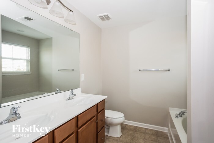 Building Photo - 2030 Hamil Ridge Dr