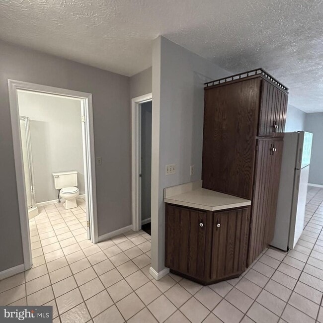 Building Photo - 323 Stonegate Ct