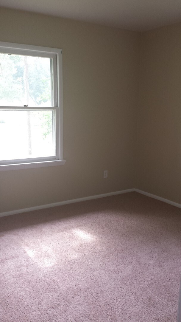 Building Photo - 3301 N Valleyview Dr