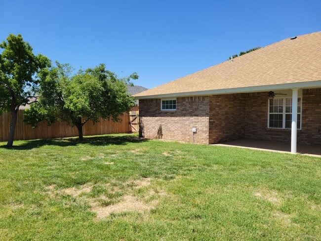 Building Photo - SPECTACULAR HOME ON CORNER LOT