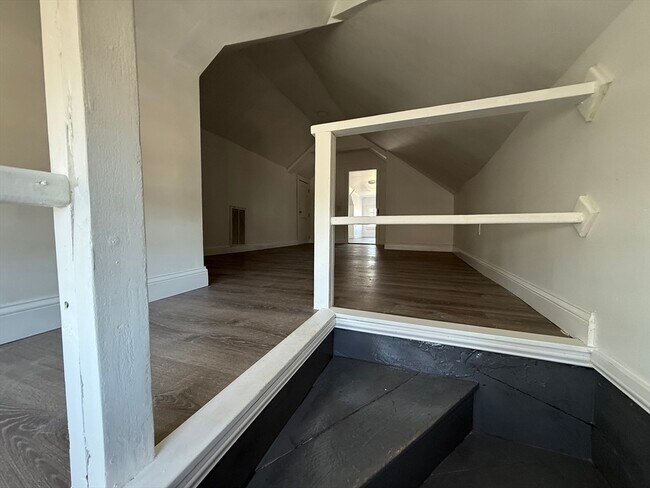 Building Photo - 68 Ash St