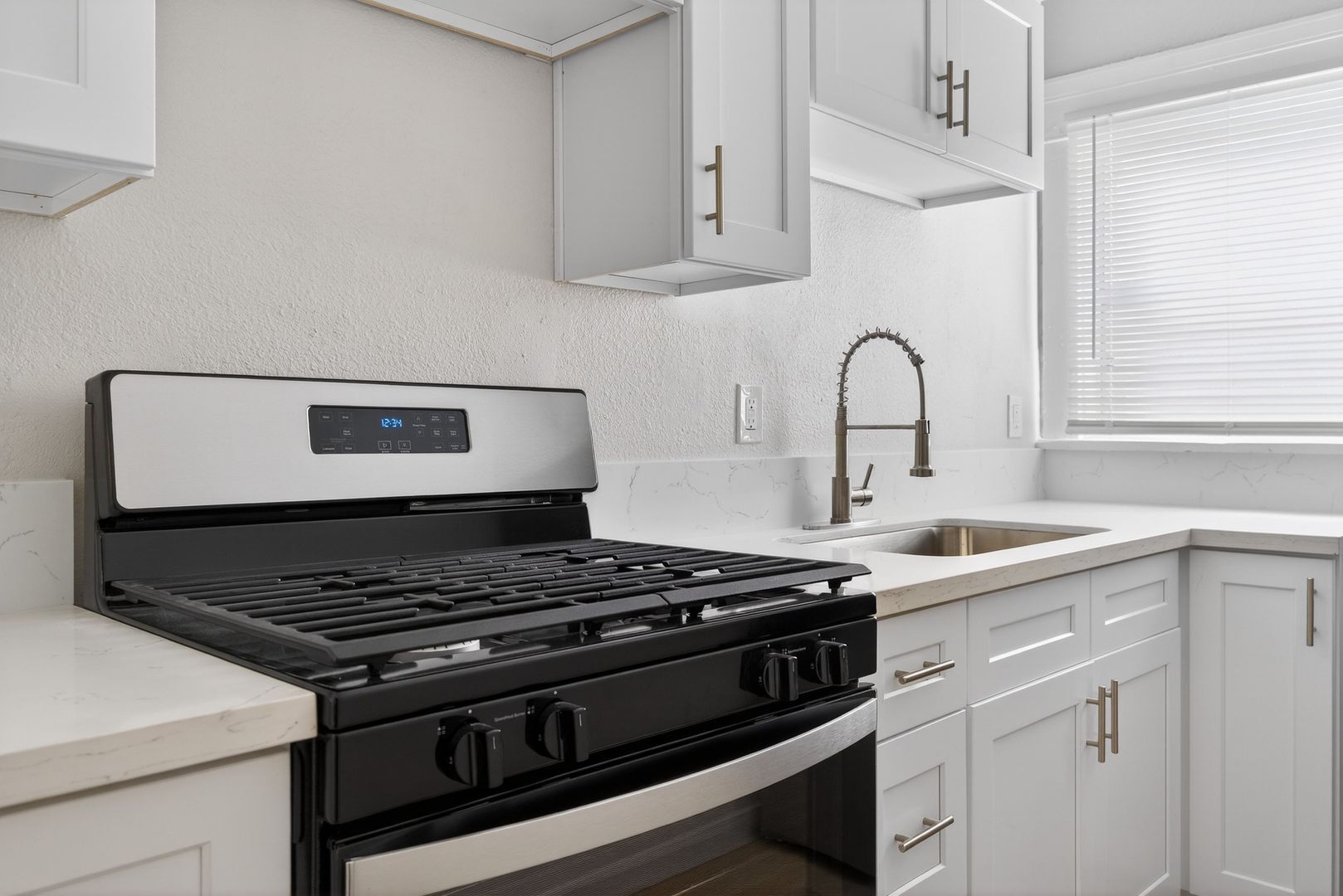 Building Photo - 915 Cherry Ave