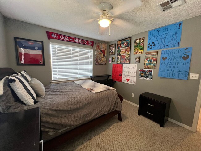 Building Photo - Charming 3-Bed, 2.5-Bath Home with Cozy Fi...