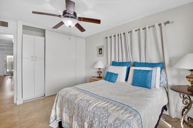 Building Photo - 1 Valencia A