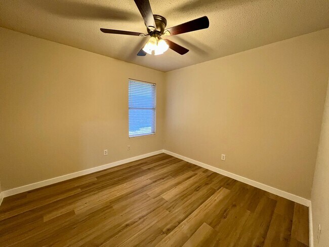 Building Photo - Maned