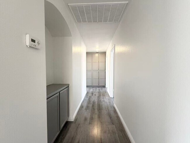 Building Photo - Beautifully renovated and move-in ready home located in the heart of Green Valley