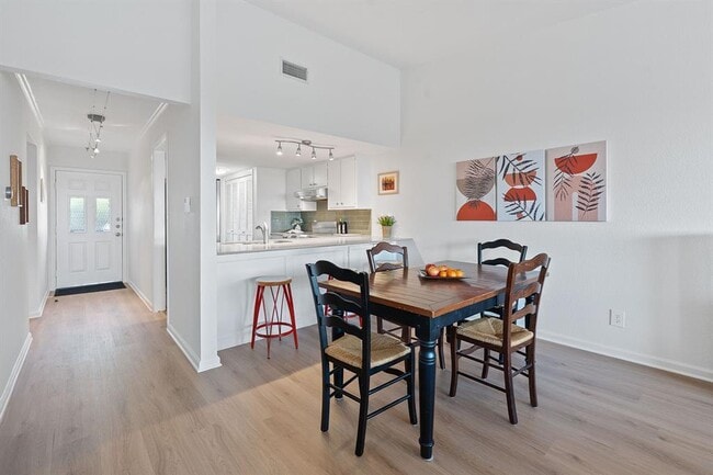 Building Photo - 1101 Hollow Creek Dr