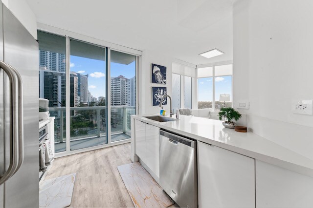 Building Photo - 6515 Collins Ave