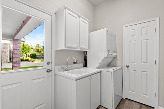 Building Photo - Gorgeous 4 bed/3.5 bath two story home!