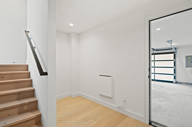 Building Photo - 614 5th Ave S