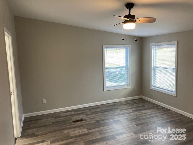 Building Photo - 1030 McKay Rd