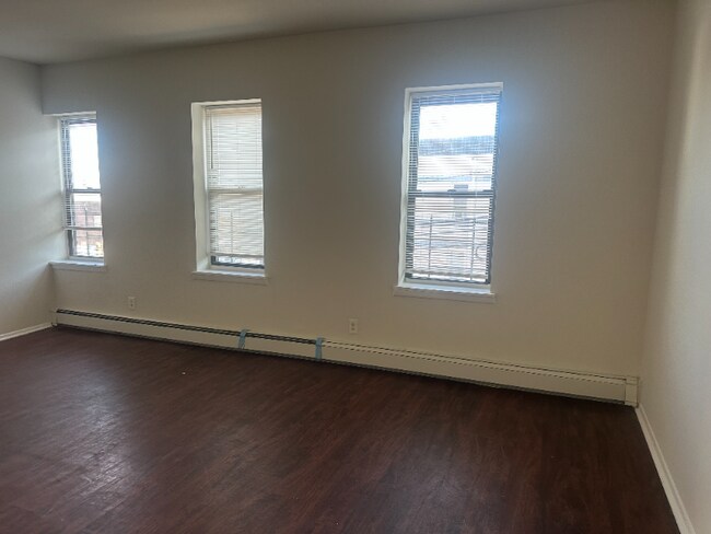 Building Photo - 895 Main St