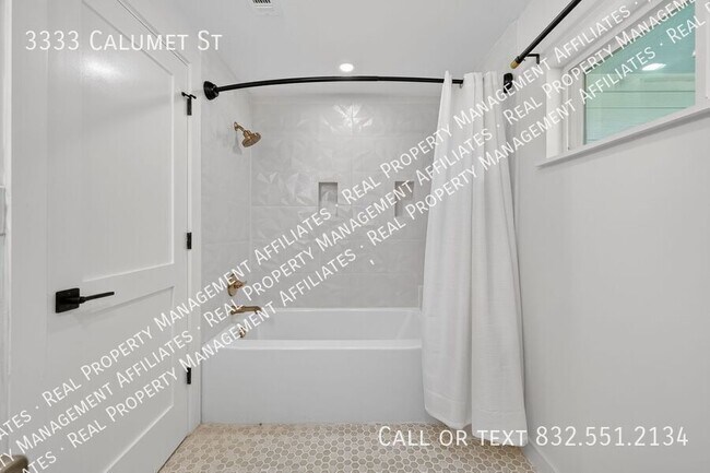 Building Photo - 3333 Calumet St
