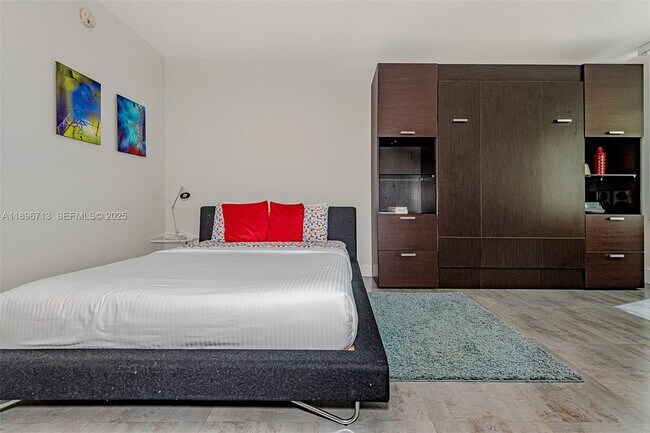 Building Photo - 2301 Collins Ave