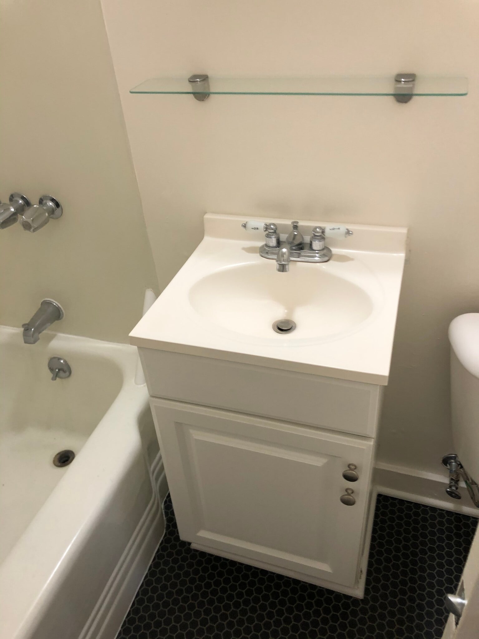 Building Photo - 647 Brooks Ave