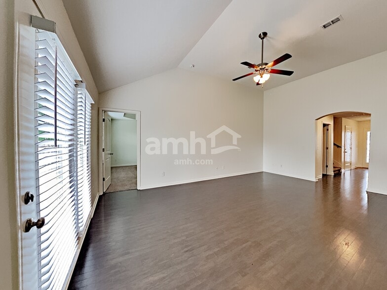 Building Photo - 123 Farmbrook Ct