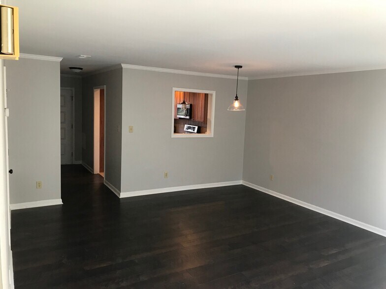 Building Photo - 507 Rock Cliff Ct