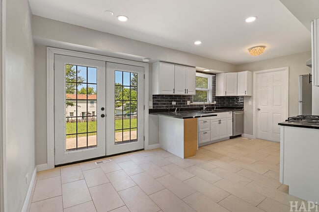 Building Photo - 2208 Kensington Dr