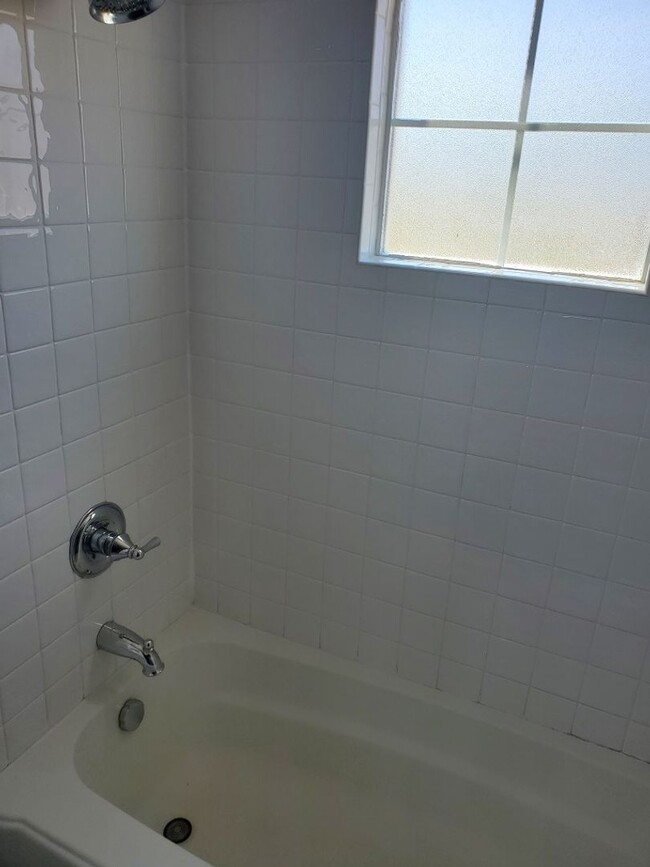 Building Photo - Cute 2 bedroom 2 bath condo